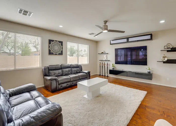 Pool & Great Location! Smart In Holiday home