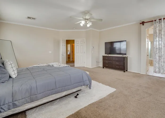 Pool & Great Location! Smart In Holiday home *