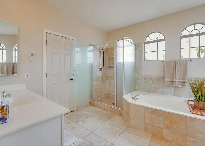 Pool & Great Location! Smart In Holiday home *