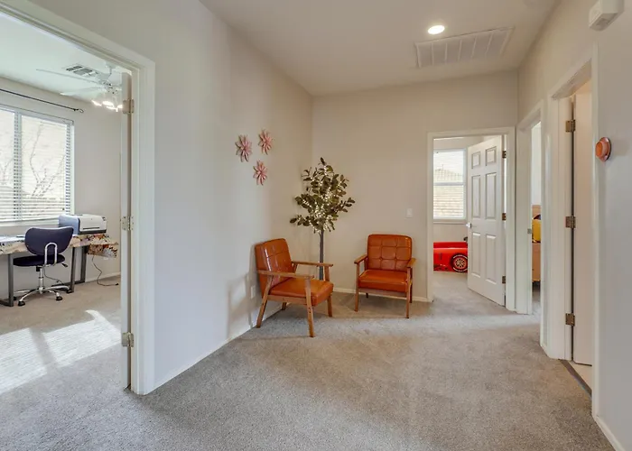 Pool & Great Location! Smart In Holiday home