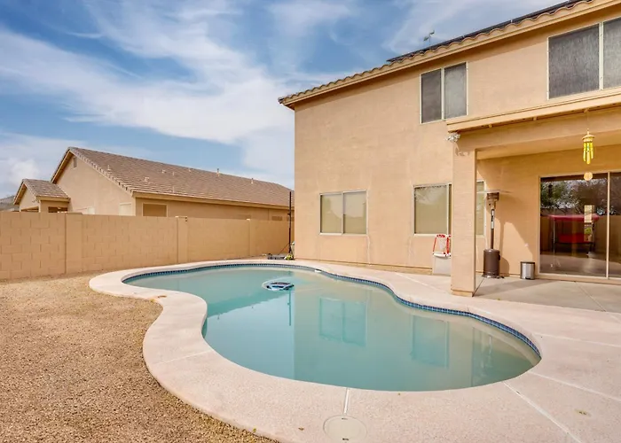 Pool & Great Location! Smart In Holiday home